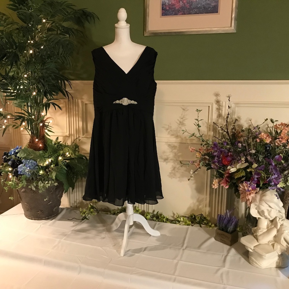 Short black chiffon casual dress